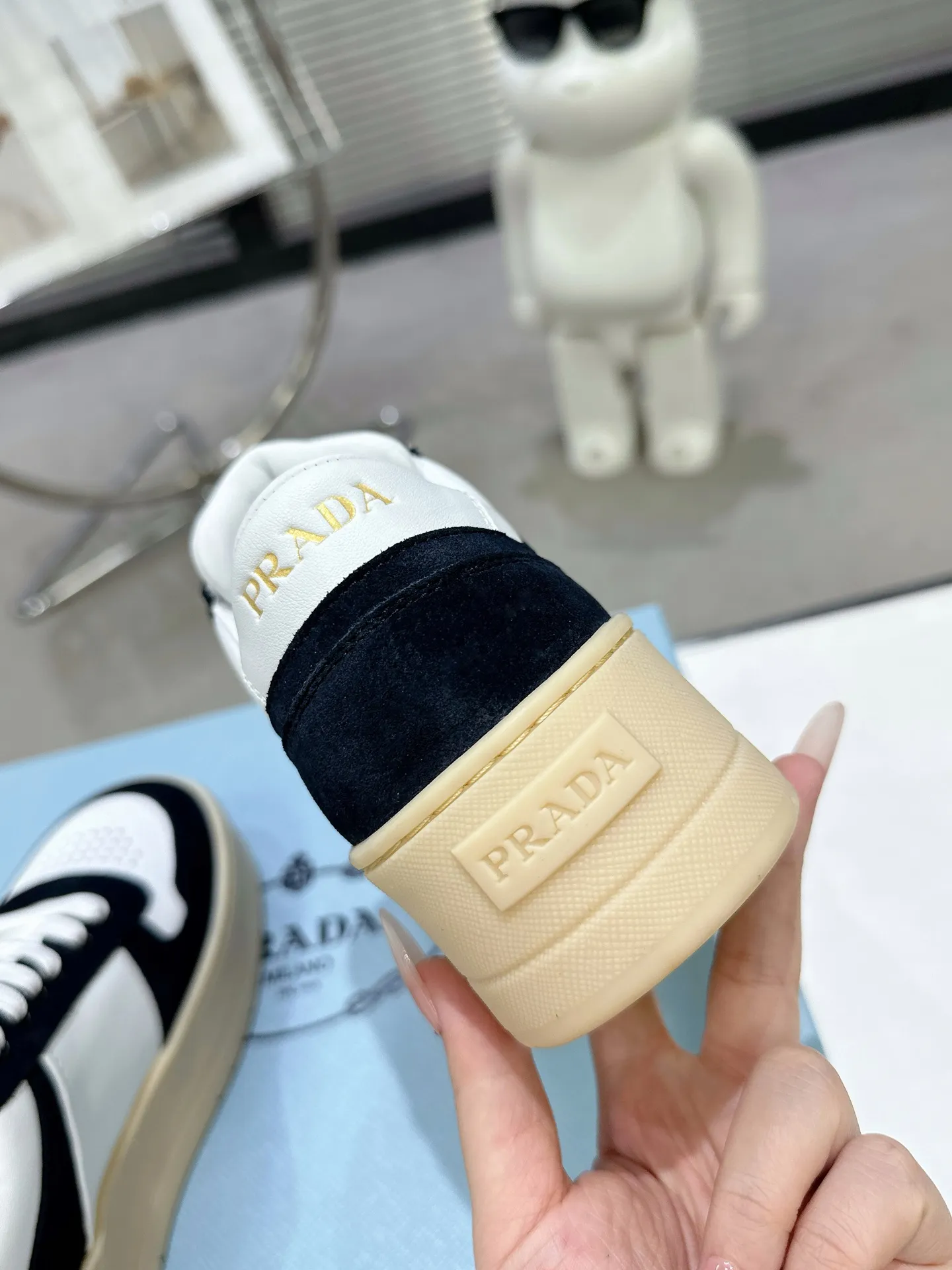 👟👟Ex-factory price 600👟👟 Prada Latest Downtown Bold series Thick-soled Platform Shoes Triangle Logo Casual Sports Shoes White Shoes Original purchase, development and production Downtown Bold sneakers are inspired by the basketball shoes of the 1980s, with sporty design and exquisite details. Crafted from perforated leather, the statement platform sole provides a unique, modern style. The Prada logo is interpreted from different angles, decorated with the iconic enameled triangular metal logo, highlighting the unique classic style. Exquisite packaging at the delivery counter🛍📦 ▪️Fabric: Original custom imported first-layer cowhide ▪️Inner lining: Original imported sheepskin ▪️Outsole: Original open-molded ultra-light foam material ▪️Sole thickness: 4.5CM ▪️Size: Women's 35-40